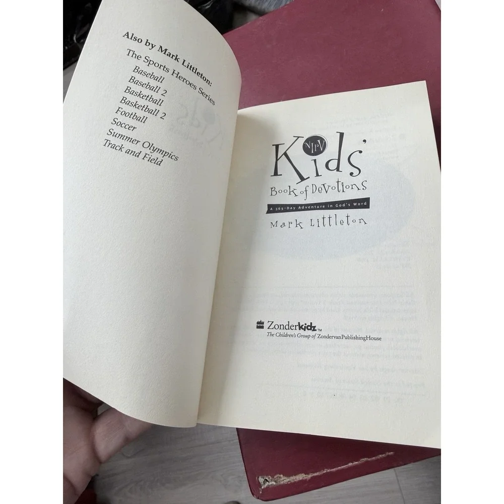 NIRV Kid's Book of Devotions : A 365-Day Adventure in God's Word by Mark...